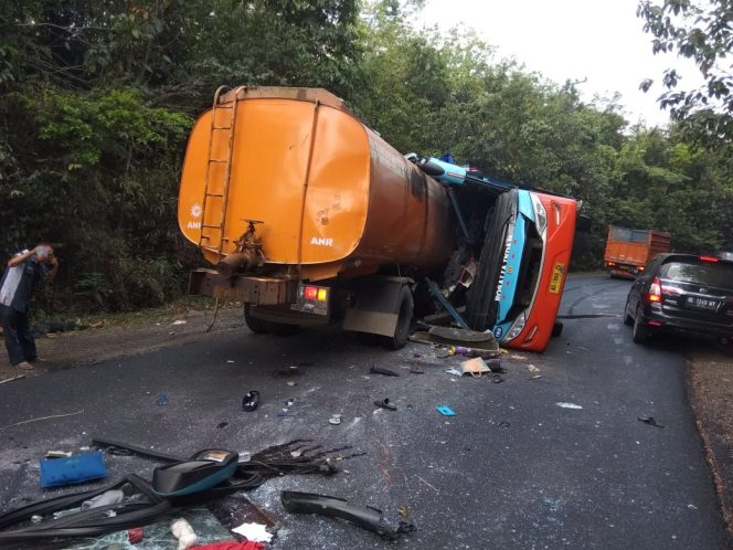 
 Caption foto : Bus Rosalia Indah yang terguling ditabrak truk tangki di Jalinsum Waytuba, Waykanan Senin (16/9) petang.