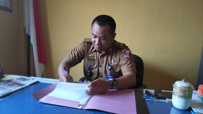 
 Foto cw9
Caption : Opi Riyansah, Lurah Rejosari, Kecamatan Kotabumi, Kabupaten Lampung Utara saat dijumpai Radar Kotabumi di ruang kerjanya, Senin (16/9).
