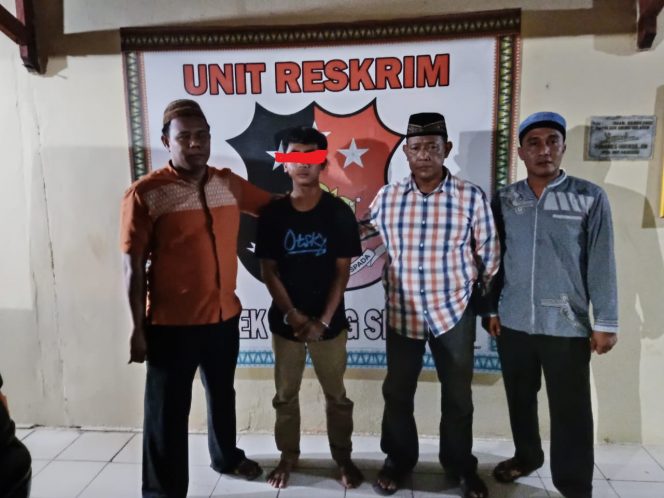 
 Foto : Polsek Abung Selatan  Caption : Anggota Polsek Abung Selatan  bersama terduga pelaku tindak pidana persetubuhan terhadap anak dibawah umur,  sesaat setelah diamankan dan dibawa ke Mapolsek setempat, foto dibidik Jum'at (27/09).  