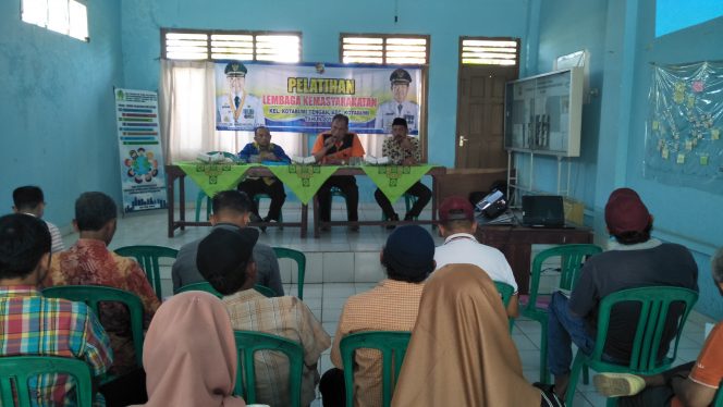
 Foto cw9 
Caption : Suasana pelatihan lembaga kemasyarakatan yang dihelat di Aula Kelurahan Kotabumi Tengah beberapa waktu lalu.