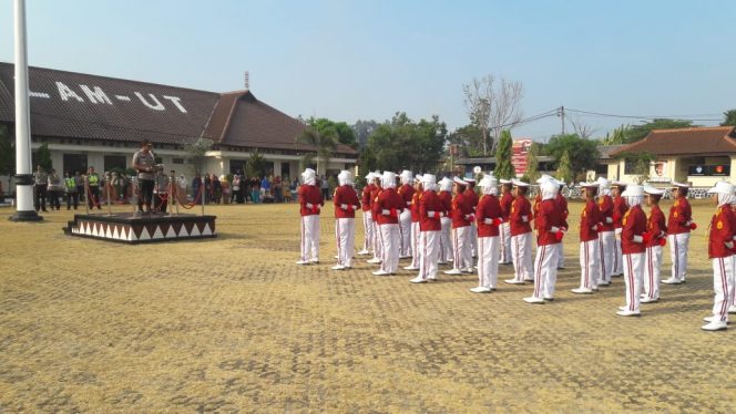 
 Foto : Humas Polres Lampura
Caption : Kapolres Lampura AKBP Budiman Sulaksono saat memimpin latihan baris berbaris terhadap 33 anggota Pocil, menjelang perlombaan di Mapolda Lampung dalam rangka HUT Lalulintas Ke 64, Senin (16/9).
