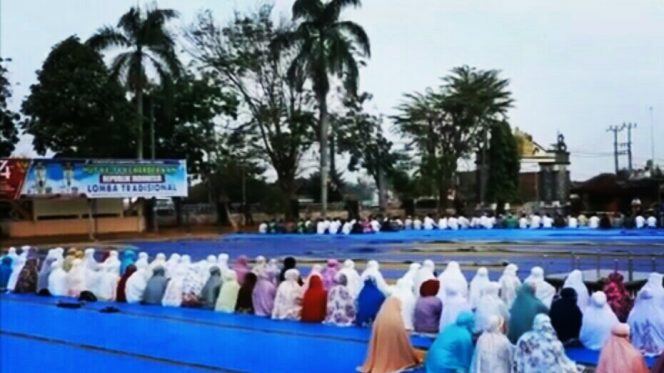 
 Foto cw9  Caption : Sejumlah barisan shaf sholat yang telah disiapkan oleh penyelenggara nampak terlihat kosong.
