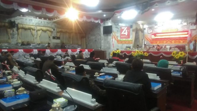 
 foto: fernando  Caption foto : suasana rapat paripurna pembahasan Raperda RPJMD pada Sabtu (21/9) malam.
