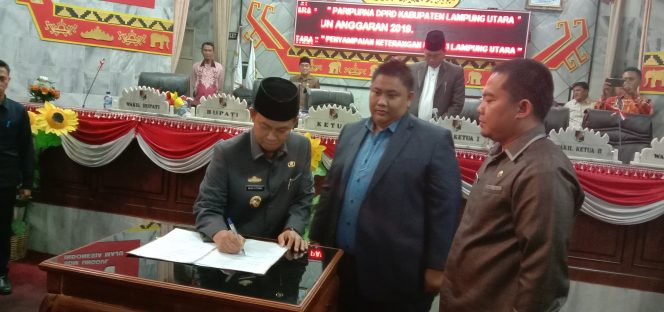 
 Caption : Wakil Bupati Lampura Hi. Budi Utomo, dan Ketua Sementara DPRD Rendy Apriansyah saat penandatanganan persetujuan bersama RPJMD 2019-2024, sekitar pukul 20.30 WIB, Senin (30/9) malam. Foto :  Heri Maulana  