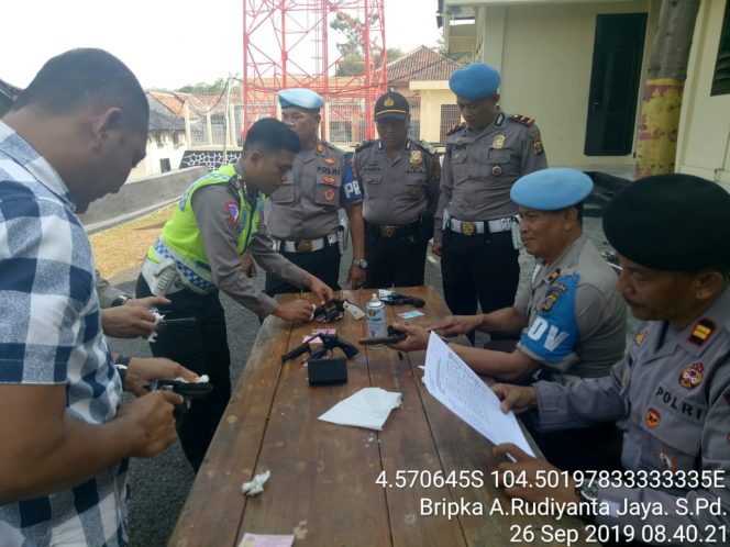
 caption foto ; Anggota Polres Waykanan yang sedang melakukan tes urine dijaga ketat oleh provos  dari polda lampung.
