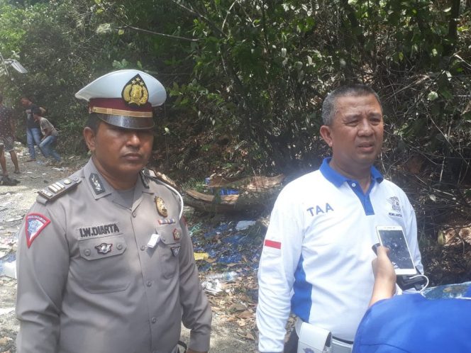 
 Caption foto : Kompol Ruhiyat dan I Wayan Budiarta dari Dirlantas Polda Lampung yang turun langsung melakukan olah TKP ke tempat kejadian perkara kecelakaan lalu lintas yang menewaskan 8 orang di kampung  Waytuba.    .