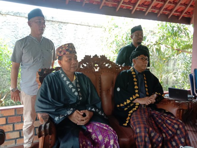 
 foto : fernando  Caption foto : Ketua Badan Perwakilan Lampung Pepadun Kutabumi Tigo Gandung yang juga ketua perwatin Majelis Penyimbang Adat Lampung (MPAL) A. Akuan Abung (kanan) didampingi Sapuan Amir gelar Suttan Ratu Asal Suttan (kiri) saat memberikan penjelasan dihadapan sejumlah awak media, terkait video “timbak” yang sempat viral. 
