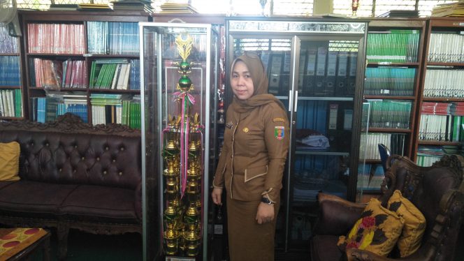 
 Foto cw9  Caption : Mike, Kepala sekolah SMAN 3 Kotabumi saat menunjukan piala yang baru saja diraih dalam Gebyar Lomba Madaliansyah (GAPMA) VIII baru-baru ini.
