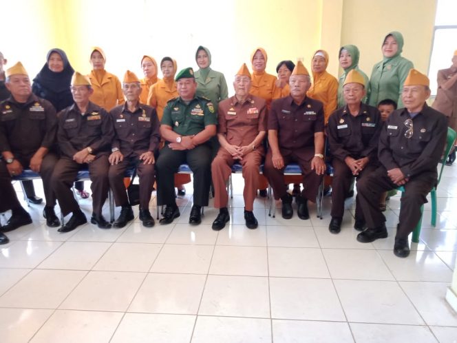  
Foto cw9 
Caption : Hi. Saleh Ahmad, Ketua DHC 45 Lampung Utara beserta jajaran anggota veteran seusai meggelar sosialisasi JSN 45 beberapa waktu lalu.