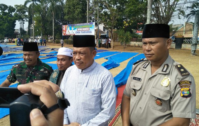 
 Foto cw9  Caption : Hi. Sofyan, Pj. Sekda Kabupaten Lampung Utara saat diwawancarai Radar Kotabumi terkait turunnya angka kemiskinan dan pengangguran di kabupaten setempat.