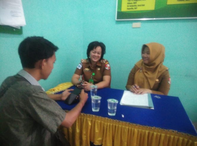 
 Foto: FERDANI  Caption Wawancara : Koordinator Humas RSD HM. Mayjend Ryacudu Kotabumi Entina Yati, saat diwawancarai wartawan, kemarin(3/9).
 