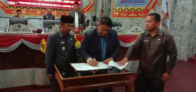 
 Caption : Penandatanganan naskah persetujuan bersama Perubahan APBD tahun 2019 pada rapat paripurna DPRD Lampura, Senin (30/9) malam. Foto  :  Heri Maulana
