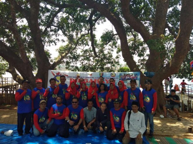 
 Caption : Anggota TKSK Se-Lampura, saat merayakan 10 tahun kelahirannya, di bendungan Tirtashinta, Desa Wonomerto, Kecamatan Kotabumi Utara, Minggu (13/10). Foto Riduan 
