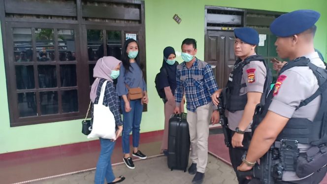 
 Caption : Tim KPK menggeledah dua rumah Hendra Wijaya Saleh alias Eeng (Pihak Swasta), di Pasar Lama, Kelurahan Kotabumi Pasar dan di Kelurahan Sribasuki, RT I / LK I, Kamis (10/10). Foto : Ferdani
