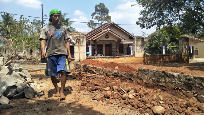 
 Caption : Sejumlah warga Kelurahan Tanjung Seneng, Kecamatan Kotabumi Selatan, tampak bergotong royong dalam proses perbaikan siring pasang, foto dibidik, Selasa (8/10). Foto cw9.