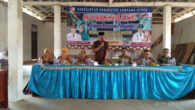 
 Foto : Ferdani  Caption : Kades Kalicinta Suparno (Mengenakan Peci,Red) saat memimpin Musrenbang yang digelar di Balai Desa Kalicinta, foto dibidik Rabu (2/10).  