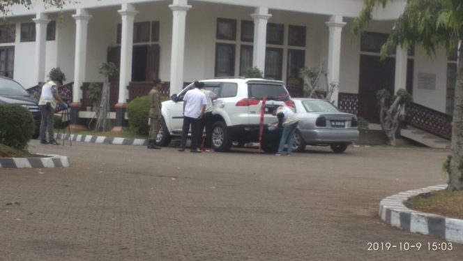 
 Foto Ferdani
Caption : Tim Penindakan KPK RI, saat menggeledah rumah dinas Bupati Lampura Hi. Agung Ilmu Mengkunegara, Rabu(9/10).
 