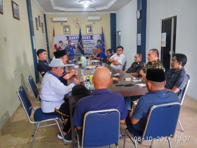 
 Foto IST 
Caption : Suasana dalam rapat koordinasi bersama Pengurus Harian dan Dewan Pertimbangan partai Nasdem di Kantor DPD Nasdem Lampura, Selasa (8/10)  