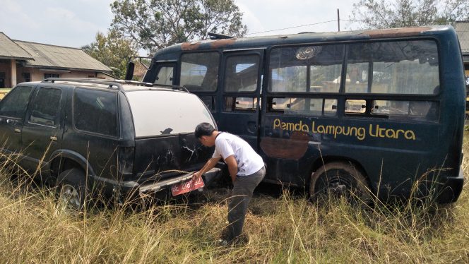 
 Foto cw9 
Caption : Sejumlah kendaraan yang sudah rusak dan tak terpakai nampak terparkir dilahan persis di samping Kantor Dinas PUPR Lampung Utara, Senin (14/10). 