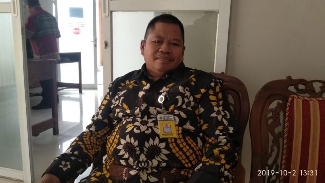 
 Caption foto : Muslim Suryadi, selaku Kasubag TU Kantor BPN Kabupaten Lampura, saat dikonfirmasi sejumlah awak media terkait Mekanisme dan target PTSL, foto dibidik Rabu (2/10).  