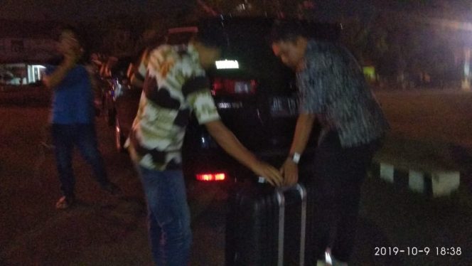 
 Caption foto : Team KPK membawa satu koper berkas dari kerumah dinas bupati Lampura. Foto : Ferdani
