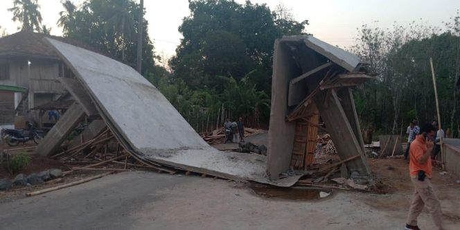 
 Foto IST 
Caption : Inilah gapura di Desa Sabuk Empat, Kecamatan Abung Kunang, yang ambruk pada Sabtu (5/10)