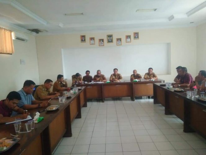 
 Caption foto : Suasana audensi antara Gabungan Kontraktor Lampura dengan Dinas PUPR, Selasa (15/10)