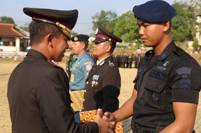 
 Foto : Fahrozy/RNN
Caption : Sejumlah anggota TNI/POLRI, saat menerima penghargaan dari Kapolres Lampura AKBP Budiman Sulaksono, dalam upacara Hari Kesaktian Pancasila 2019, di Halaman Mapolres setempat, Selasa (1/10).
