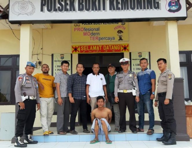 
 Foto : Polsek Bukitkemuning
Caption : Nopri pelaku pemerkosaan terhadap pacarnya, saat diamankan di Mapolsek Bukitkemuning, Sabtu(19/10).