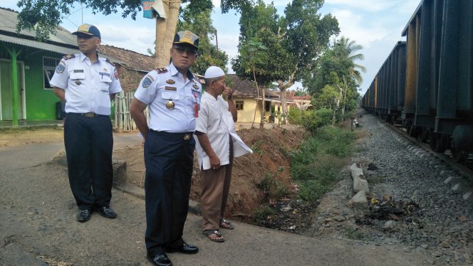 
 Foto CW9
Caption : Kepala Dishub Lampura Hi. Basirun Ali, saat meninjau titik perlintasan kereta api liar di jalan pelangi II, Keluarahan Gapura, Kamis(3/10). 