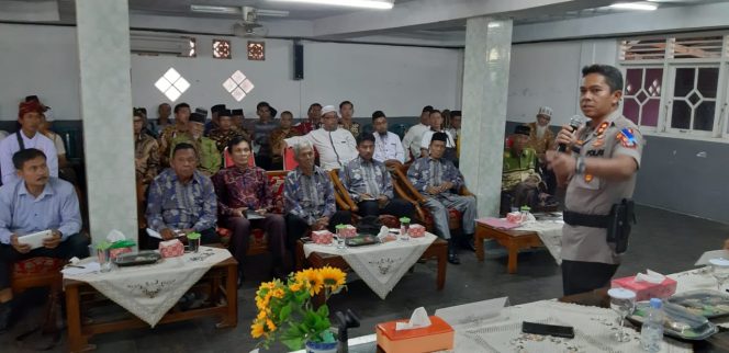 
 Foto : Humas Polres Lampura
Caption : Kapolres Lampura AKBP Budiman Sulaksono, saat pemaparan dalam rangka pembinaan kerukunan umat beragama di Aula Kantor Kemenag Lampura, Selasa (28/10).
