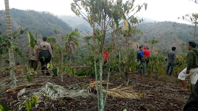 
 Foto Dokumen 
Caption : Terlihat sejumlah warga dan awak media hanya dapat memantau lokasi Karhutla di Register 34 dari kejauhan. 