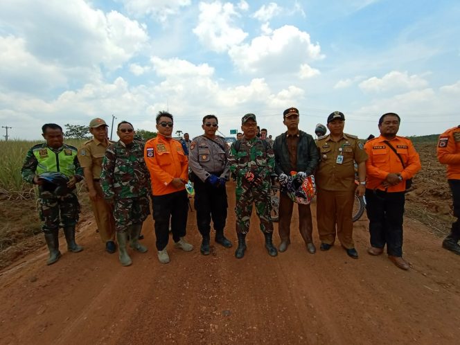 
 Caption foto : Dandim 0427 Waykanan Letkol.Czi Komsra ST.M.Si. pimpin langsung Patroli Karhutla di Waykanan  