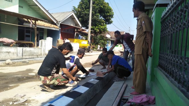 
 Caption : Sejumlah warga Kelurahan Cempedak, Kecamatan Kotabumi, tampak bergotong royong dalam proses perbaikan siring pasang, foto dibidik Senin (7/10).   Foto:  cw9 
