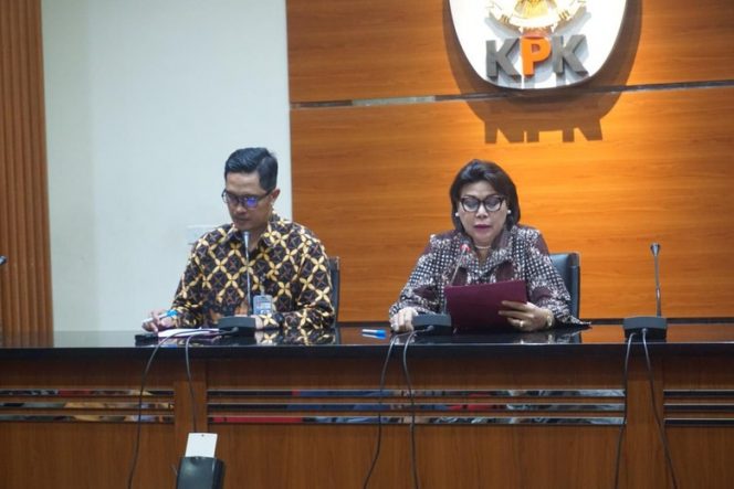 
 Caption foto : Wakil ketua KPK Basaria Panjaitan, saat memberikan keterangan terkait OTT KPK dan penetapan tersangka bupati Lampura Agung Ilmu Mangkunegara, Senin (7/10) malam.