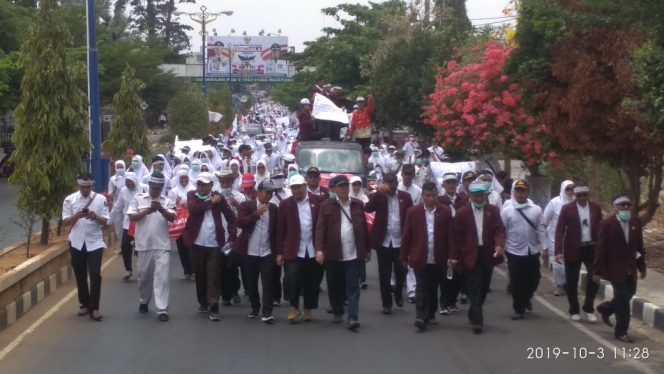 
 Caption : Ribuan perawat yang tergabung pada  PPNI Provinsi Lampung, longmarc menuju Pemkab Lampura dalam aksi solidaritas yang digelar, Rabu (3/10). Foto : Ferdani
