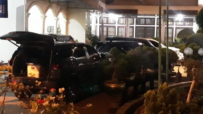 
 Empat mobil  yang berada  rumdin Bupati Lampura Agung Ilmumangkunegara. Salah satu diantaranya, memuat boks dengan logo KPK. Situasi di rumdin Minggu (6/10).malam terlihat ramai. namun. tak seorang pun bisa masuk ke kompleks rumdin.  
