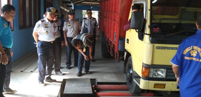 
 Foto CW9
Caption : Kepala Dishub Lampura Hi. Basirun Ali, saat memantau pengujian kelayakan kendaraan bermotor, di kantornya, Jumat(4/10).
