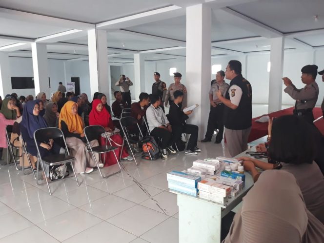 
 Caption : Kasat Binmas IPTU Ruzan Afani (Memegang Mikrofon) saat memberikan penyuluhan kesehatan, terhadap sejumlah mahasiswa STIMIK DCC Kotabumi, foto dibidik, Selasa (15/10).Foto : Ferdani  
