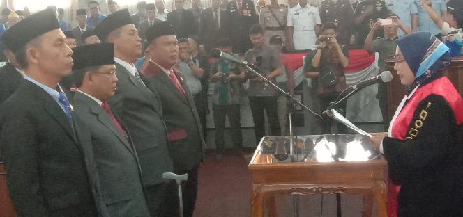 
 Caption: Pengambilan sumpah jabatan dan pelantikan empat pimpinan DPRD Lampura, oleh ketua Pengadilan Negeri Kotabumi, Vivi Purnamawati, Senin (14/10).Foto :  Heri Maulana 
