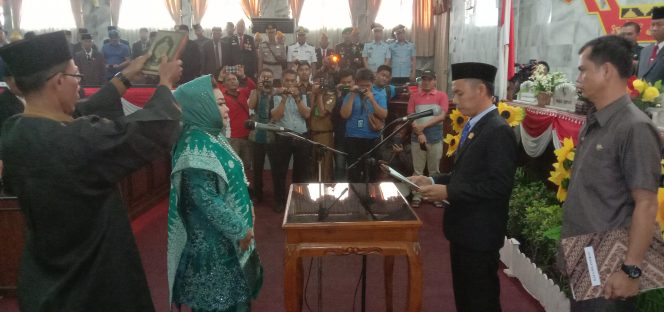 
 Caption : Ketua DPRD Lampura, Romli tengah mengambil sumpah jabatan Sandy Juwita sebagai anggota DPRD Lampura periode 2019-2024, Senin (14/10).Foto : Heri Maulana 
