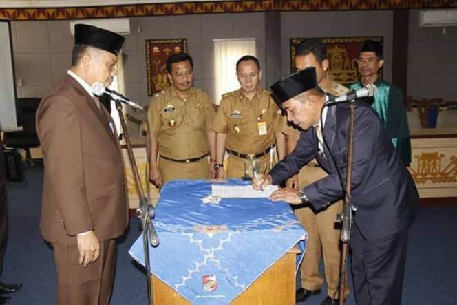 
 Foto : Ist  Caption : PJ. Sekdakab Lampura Sofyan, saat melakukan Pelantikan Susulan terhadap Susilo Dwiko yang diangkat menjadi Sekretaris Dishub Lampura.
