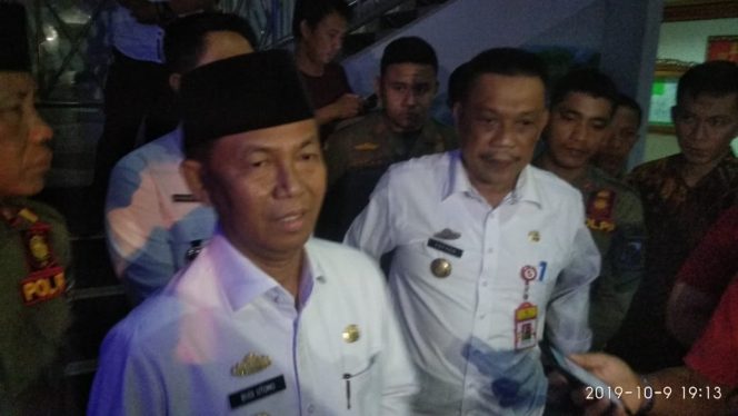 
 Caption foto : Plt Bupati Lampura, Budi Utomo didamping Pj Sekda Sofyan, saat memberikan keterangan terkait pemeriksaan KPK diruang kerja bupati Lampura, Rabu (9/10). Foto : Ferdani
