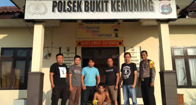 
 Foto : Polsek Bukitkemuning  Caption : Rahman Syah, pelaku Sodomi saat diamankan ke Mapolsek Bukitkemuning, foto dibidik  Selasa (14/10).
