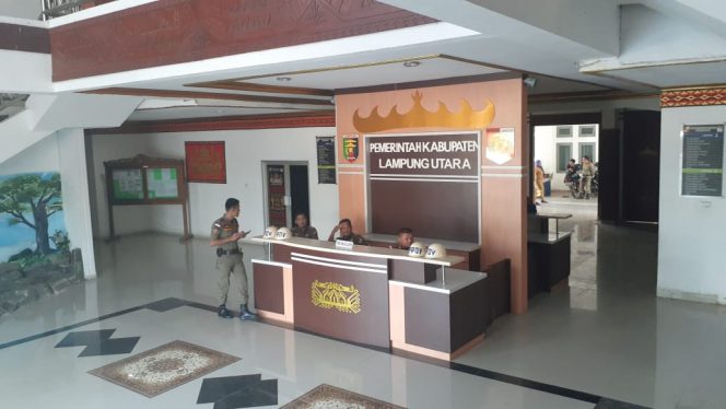 
 CAPTION FOTO:  Kantor bupati Lampura yang biasa ramai, tampak begitu lengeng.