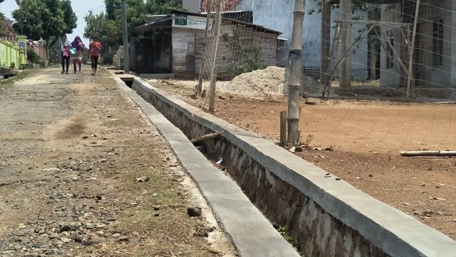 
 Foto cw9
Caption : Salah satu kegiatan fisik Kelurahan Kelapa Tujuh berupa siring pasang yang dibiayai dari dana kelurahan, Selasa (29/10).