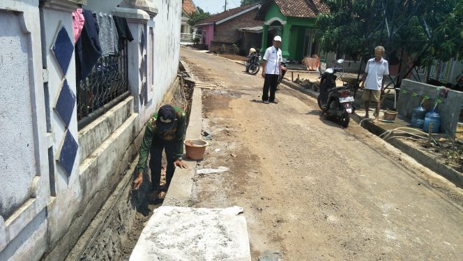 
 Foto cw9 
Caption : Sejumlah warga Kelurahan Tanjung Harapan, Kecamatan Kotabumi Selatan, tampak tengah ikut memperbaiki siring pasang dan sumur bor. 