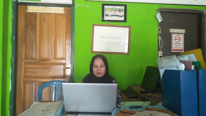 
 Caption : Ospadara Tarmidzi, Kepala Sekolah Menengah Pertama (SMP) 1 Muhammadiyah Kotabumi saat dijumpai Radar Kotabumi, Selasa (15/10). Foto cw9.