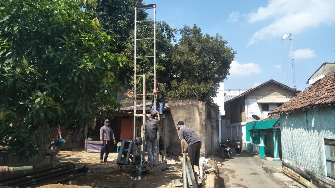 
 Foto cw9 
Caption : Tampak warga LK 6, Kelurahan Tanjung Aman berjibaku dalam kegiatan pembuatan sumur bor, Minggu (6/10).
 