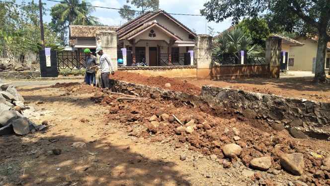 
 Caption : Sejumlah warga Kelurahan Tanjung Seneng, Kecamatan Kotabumi Selatan, tampak bergotong royong dalam proses perbaikan siring pasang. Foto cw9. 
